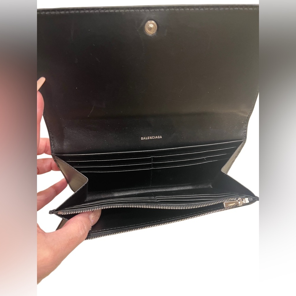 Balenciaga
Cash Thin Money Wallet
Like New! Great Condition! - Picture 7 of 10